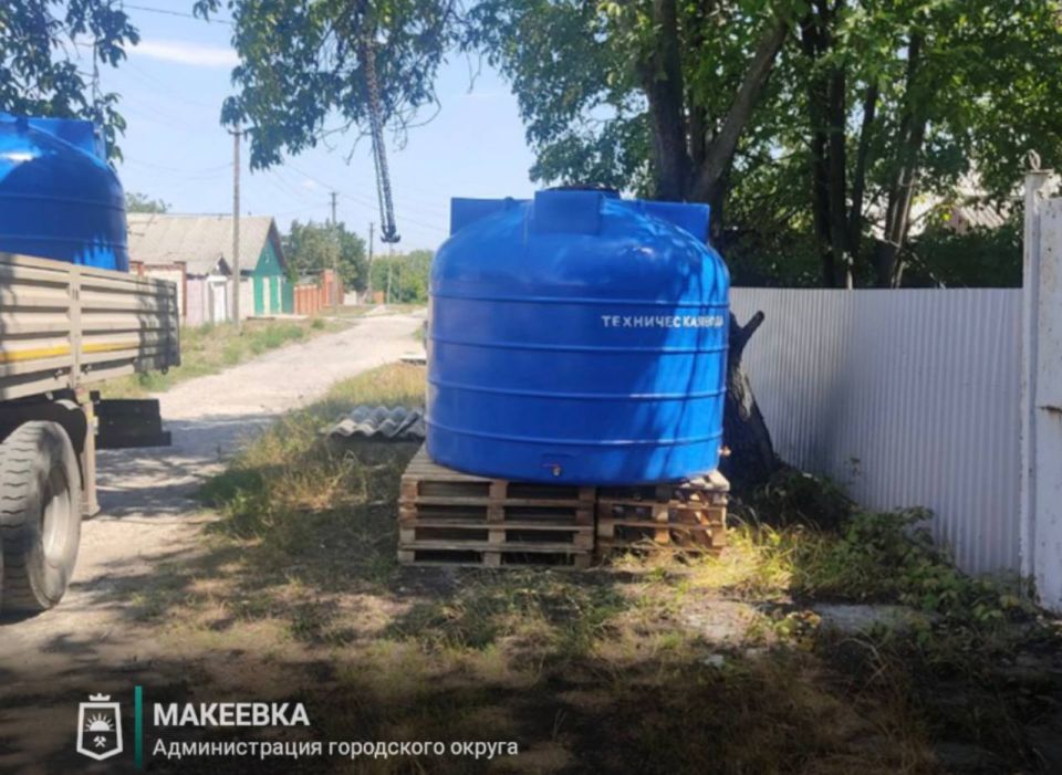 В Макеевке продолжаются работы по установке ёмкостей для разбора воды В Макеевке продолжаются работы по установке ёмкостей для разбора воды