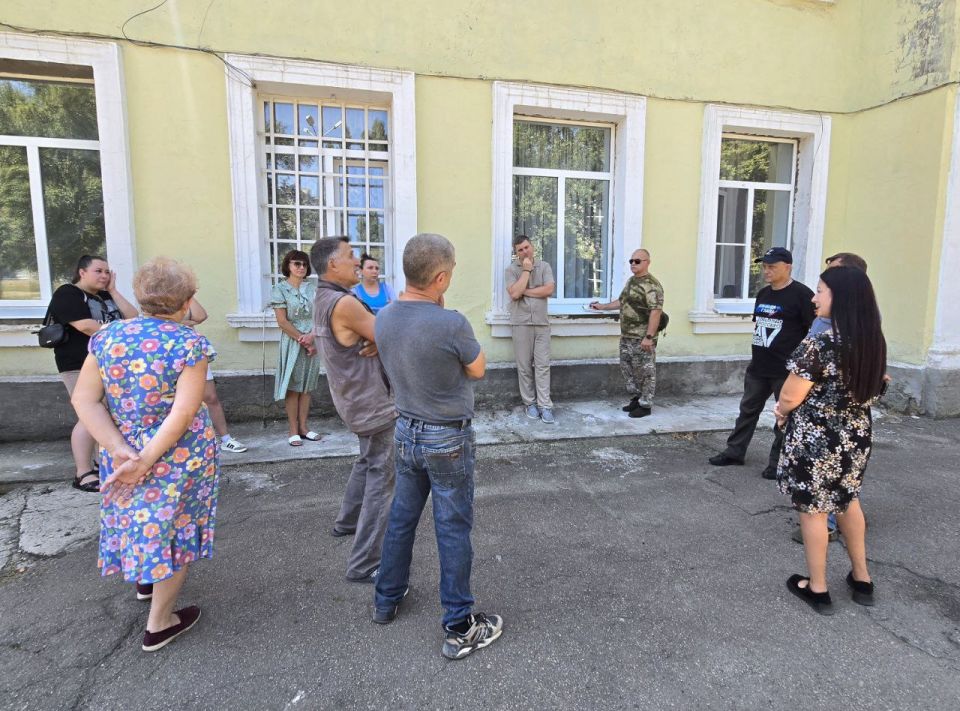 Дмитрий Огилец: По поручению Главы Донецкой Народной Республики провел сход граждан на своём округе в городе Харцызске, на улице Октябрьской Дмитрий Огилец: По поручению Главы Донецкой Народной Республики провел сход граждан на своём округе в городе Харцызске, на улице Октябрьской