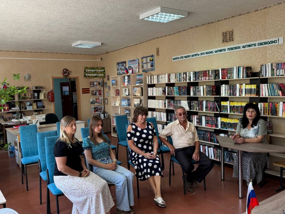 В Иловайске обсудили насущные вопросы с сотрудниками городской библиотеки В Иловайске обсудили насущные вопросы с сотрудниками городской библиотеки