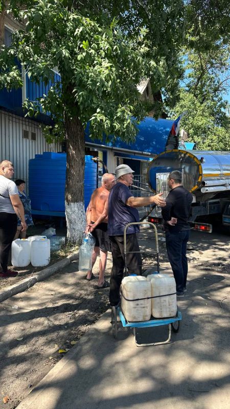 Сегодня, 7 августа, по поручению Главы Республики Дениса Пушилина, депутат Торезского городского совета Игорь Шинкарев лично присутствовал при подвозе воды в ранее установленные емкости по адресу: проспект Гагарина, 137 Сегодня, 7 августа, по поручению Главы Республики Дениса Пушилина, депутат Торезского городского совета Игорь Шинкарев лично присутствовал при подвозе воды в ранее установленные емкости по адресу: проспект Гагарина, 137
