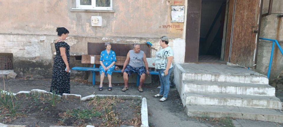 Сегодня начальник Зугрэсского территориального отдела Наталья Марушко провела сход граждан в городе Зугрэс на улице Карла Маркса, на котором были обсуждены актуальные вопросы и проблемы, волнующие местных жителей Сегодня начальник Зугрэсского территориального отдела Наталья Марушко провела сход граждан в городе Зугрэс на улице Карла Маркса, на котором были обсуждены актуальные вопросы и проблемы, волнующие местных жителей