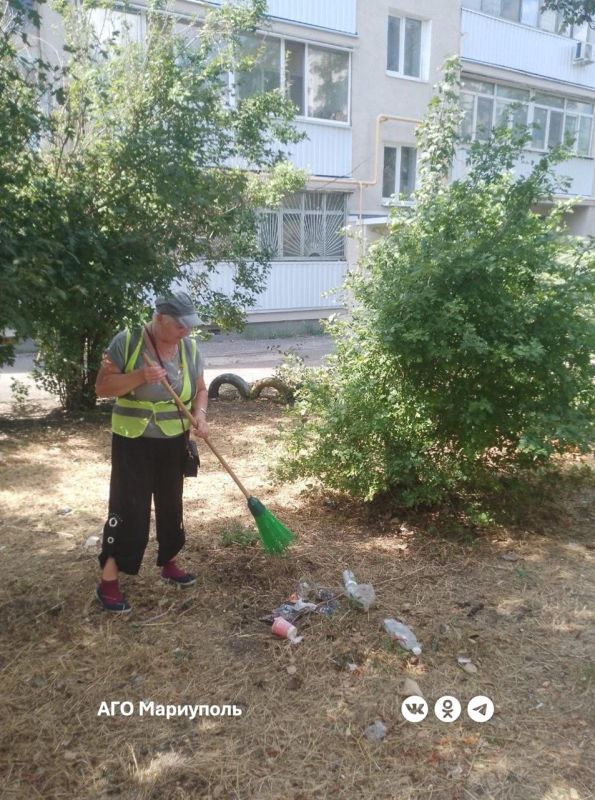 «Мариупольжилкомплекс» провел комплексную уборку дворов в Ильичевском районе «Мариупольжилкомплекс» провел комплексную уборку дворов в Ильичевском районе
