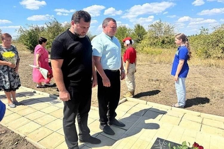 «Наш долг — помнить отвагу и мужество таких людей»: в Снежном почтили память журналистов, убитых боевиками ВСУ летом 2014 года «Наш долг — помнить отвагу и мужество таких людей»: в Снежном почтили память журналистов, убитых боевиками ВСУ летом 2014 года