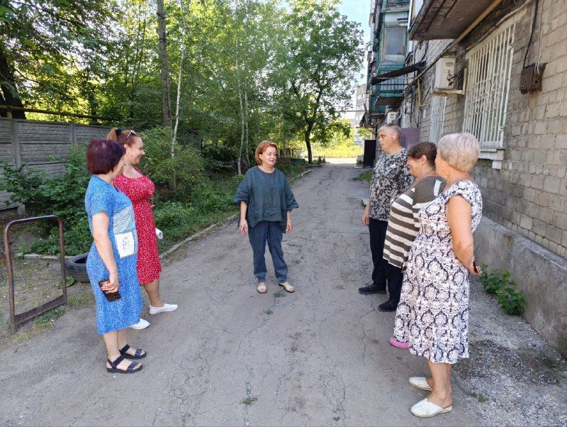 7 августа в Червоногвардейском районе состоялась встреча депутата Макеевского городского совета ДНР Нателлы Джоджишвили с жителями жилого массива Карла Маркса возле дома № 1 по улице Кронштадтской 7 августа в Червоногвардейском районе состоялась встреча депутата Макеевского городского совета ДНР Нателлы Джоджишвили с жителями жилого массива Карла Маркса возле дома № 1 по улице Кронштадтской