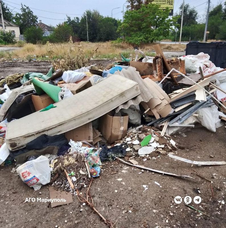 Из двух районов Мариуполя коммунальщики вывезли порядка 80 кубометров мусора Из двух районов Мариуполя коммунальщики вывезли порядка 80 кубометров мусора