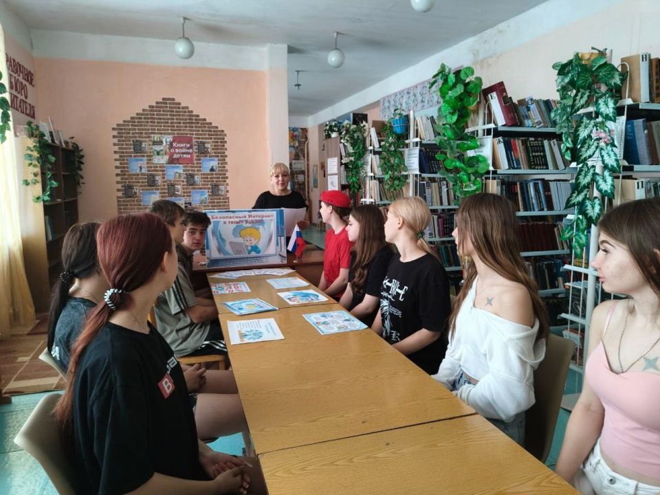 В рамках Недели безопасного Интернета в Успенской сельской библиотеке был проведён урок информационной грамотности с элементами игры «Полезный безопасный Юнармеццы ВПК" Гвардеец " Селезнева Карина, Брыжак Анна, Белоглазова... В рамках Недели безопасного Интернета в Успенской сельской библиотеке был проведён урок информационной грамотности с элементами игры «Полезный безопасный Юнармеццы ВПК" Гвардеец " Селезнева Карина, Брыжак Анна, Белоглазова...