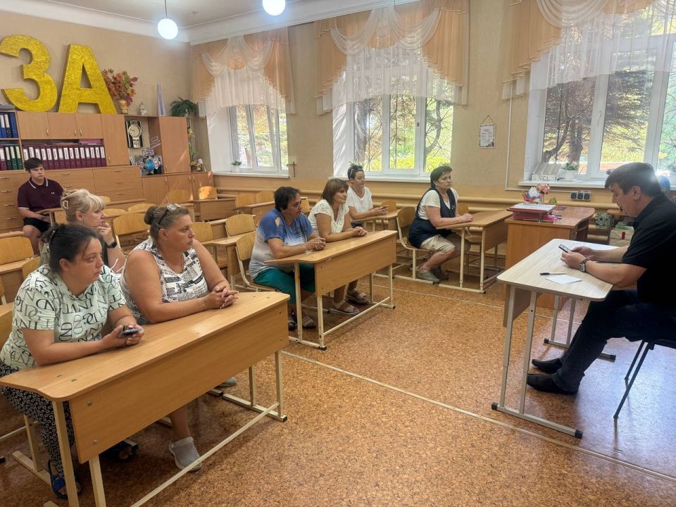 7 августа депутат Народного Совета Василий Перцев провел встречу с населением в ГБОУ «Начальная школа № 5 городского округа Макеевка» Донецкой Народной Республики 7 августа депутат Народного Совета Василий Перцев провел встречу с населением в ГБОУ «Начальная школа № 5 городского округа Макеевка» Донецкой Народной Республики