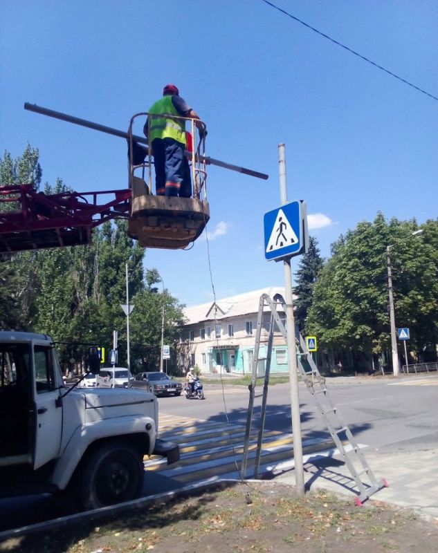 В Шахтерске приступили к установке светофора В Шахтерске приступили к установке светофора