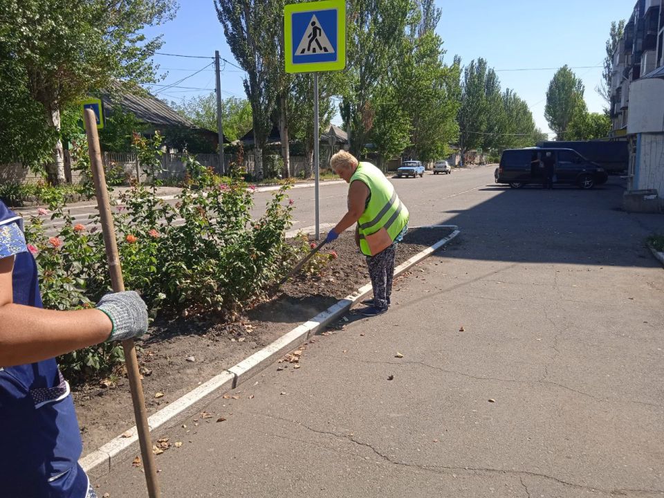 Силами коммунальных предприятий были проделаны работы по наведению чистоты и порядка на территории г. Моспино: Силами коммунальных предприятий были проделаны работы по наведению чистоты и порядка на территории г. Моспино: