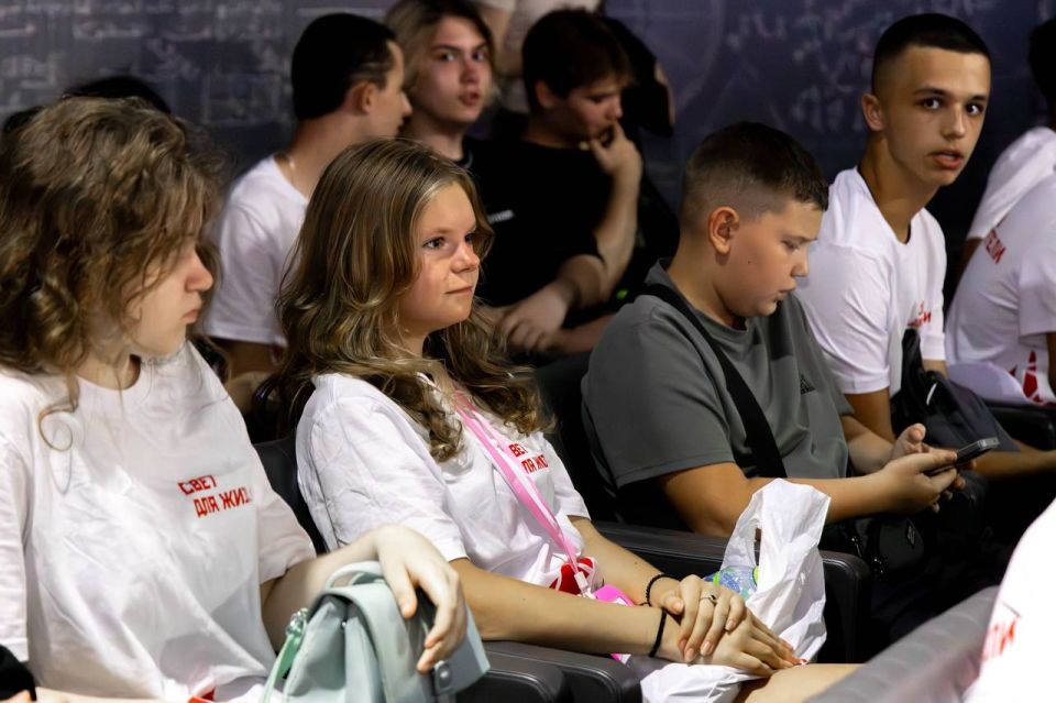Сергей Цивилев встретился со школьниками из Донецкой народной республики Сергей Цивилев встретился со школьниками из Донецкой народной республики