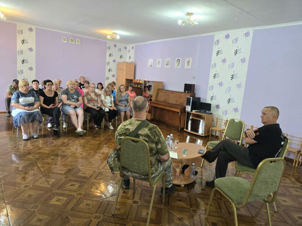 Дмитрий Огилец: По поручению Главы Донецкой Народной Республики вместе со своими золотыми помощниками и начальником управления образования администрации города Харцызска Осиповым Николаем Сергеевичем провели встречу с... Дмитрий Огилец: По поручению Главы Донецкой Народной Республики вместе со своими золотыми помощниками и начальником управления образования администрации города Харцызска Осиповым Николаем Сергеевичем провели встречу с...