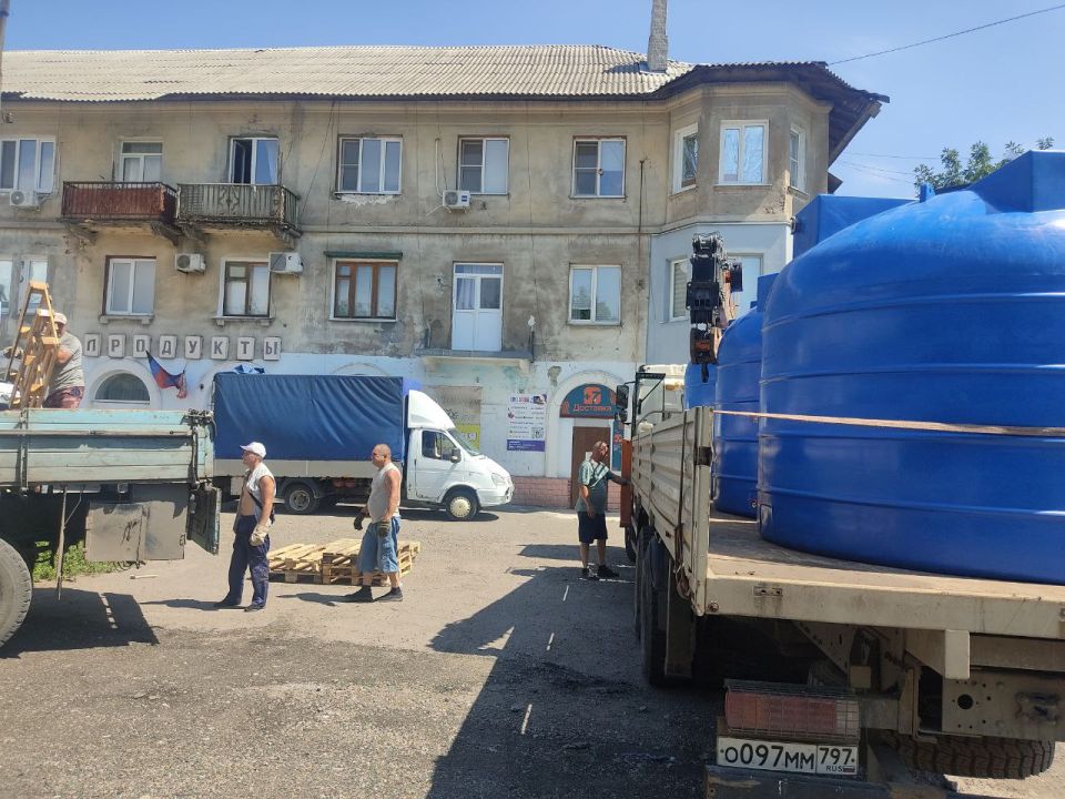 Вчера, 7 августа, с целью обеспечения населения водой в Кировском внутригородском районе города Макеевки проведены работы по установке ёмкостей для разбора технической воды для жителей жилого массива «Путь Ильича» по адресам: Вчера, 7 августа, с целью обеспечения населения водой в Кировском внутригородском районе города Макеевки проведены работы по установке ёмкостей для разбора технической воды для жителей жилого массива «Путь Ильича» по адресам: