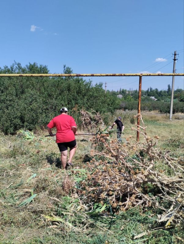 Работы по благоустройству. Рабочие МКУ "ЖКХ и благоустройство" провели масштабные работы по благоустройству территории, прилегающей к кладбищу на улице Чкалова Работы по благоустройству. Рабочие МКУ "ЖКХ и благоустройство" провели масштабные работы по благоустройству территории, прилегающей к кладбищу на улице Чкалова