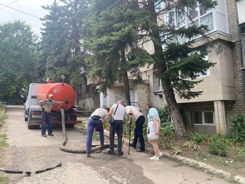 Виктория Жукова: Сегодня встретились с заявителем и проверили ход работ по адресу м-н Металлургов, 10. В понедельник была встреча с жителями этого дома и намечены контрольные точки к сегодняшнему дню, которые касались... Виктория Жукова: Сегодня встретились с заявителем и проверили ход работ по адресу м-н Металлургов, 10. В понедельник была встреча с жителями этого дома и намечены контрольные точки к сегодняшнему дню, которые касались...