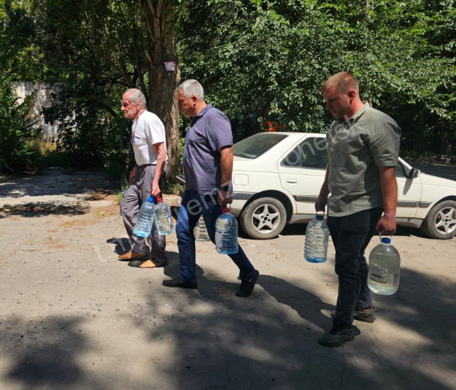 Алексей Кулемзин: В Ворошиловском районе не забывают о тех, кому нужна помощь! Сотрудники управы совместно с депутатом Донецкого городского совета Донецкой Народной Республики доставили воду пожилым и маломобильным жителям Алексей Кулемзин: В Ворошиловском районе не забывают о тех, кому нужна помощь! Сотрудники управы совместно с депутатом Донецкого городского совета Донецкой Народной Республики доставили воду пожилым и маломобильным жителям