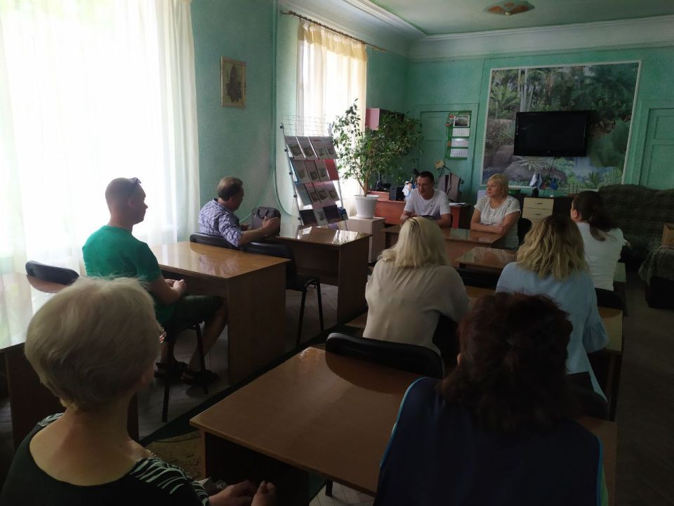 Сегодня, 8 августа, депутат Торезского городского совета Иван Масленников совместно с управляющим делами администрации городского округа Торез Натальей Бекетовой провел встречу с трудовым коллективом ДДЮТ "Юность" Сегодня, 8 августа, депутат Торезского городского совета Иван Масленников совместно с управляющим делами администрации городского округа Торез Натальей Бекетовой провел встречу с трудовым коллективом ДДЮТ "Юность"