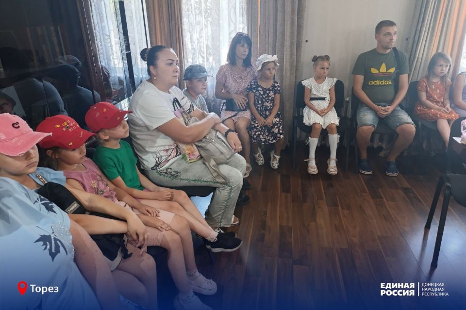 В Торезе стартовала благотворительная акция «Собери ребёнка в школу» В Торезе стартовала благотворительная акция «Собери ребёнка в школу»