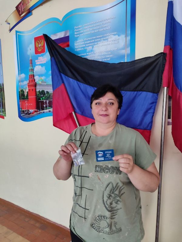 Иван Приходько: В Калининском районе Горловки продолжается вручение партийных билетов новым членам партии «Единая Россия» Иван Приходько: В Калининском районе Горловки продолжается вручение партийных билетов новым членам партии «Единая Россия»
