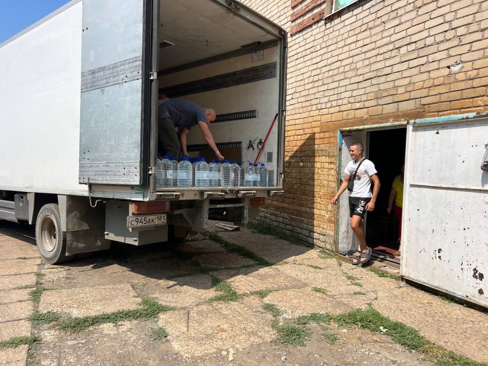 Команда Народного фронта Чукотского автономного округа помогает обеспечивать жителей Республики питьевой водой Команда Народного фронта Чукотского автономного округа помогает обеспечивать жителей Республики питьевой водой
