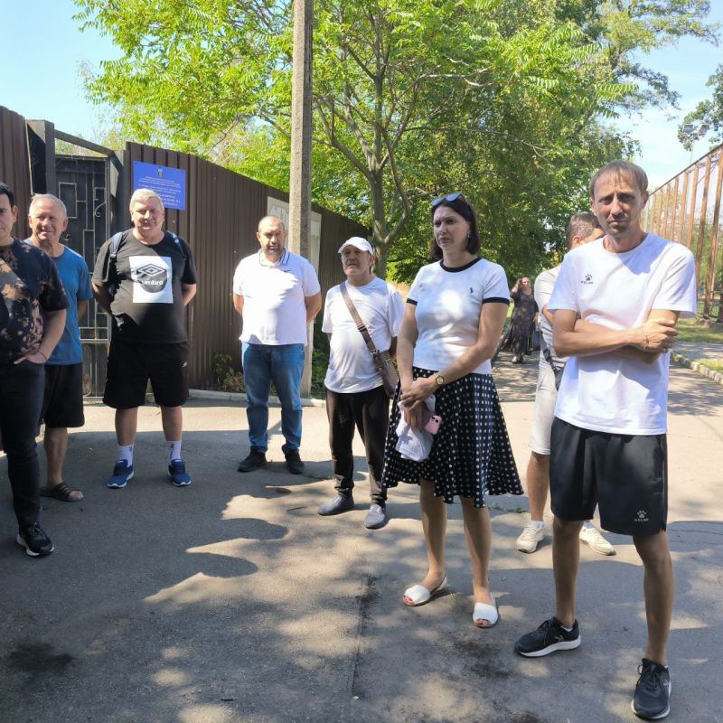 В Донецке по поручению Главы ДНР 7 августа первый заместитель Министра спорта и туризма Донецкой Народной Республики Евгений Ширшов встретился с горожанами В Донецке по поручению Главы ДНР 7 августа первый заместитель Министра спорта и туризма Донецкой Народной Республики Евгений Ширшов встретился с горожанами