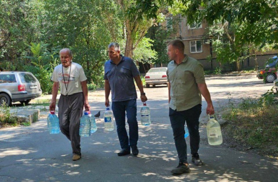 Депутаты городского совета провели мониторинг соблюдения графика подвоза воды по отдельным адресам, приняли участие в развозе воды и её доставке маломобильным и пожилым гражданам Депутаты городского совета провели мониторинг соблюдения графика подвоза воды по отдельным адресам, приняли участие в развозе воды и её доставке маломобильным и пожилым гражданам