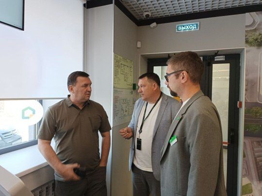 Секретарь Амвросиевского местного отделения Всероссийской политической партии "Единая Россия" Игорь Лызов встретился с трудовым коллективом отделения Сбербанка в Амвросиевке Секретарь Амвросиевского местного отделения Всероссийской политической партии "Единая Россия" Игорь Лызов встретился с трудовым коллективом отделения Сбербанка в Амвросиевке
