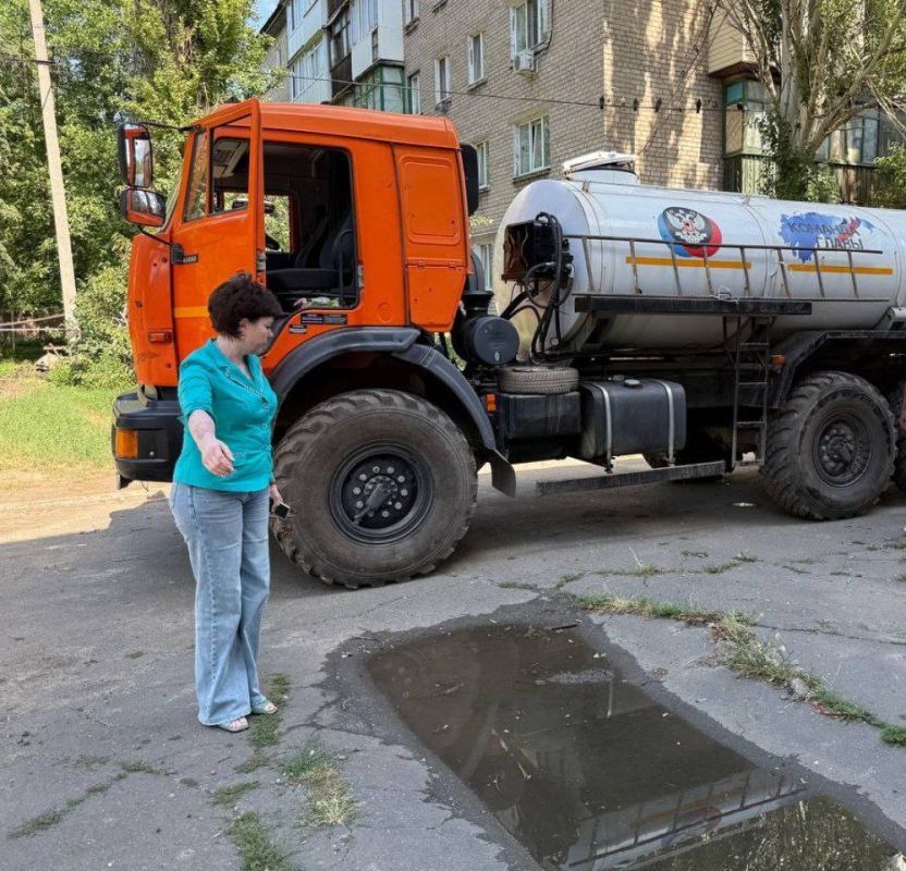 08.08.2025 года председатель Ясиноватского муниципального совета Донецкой Народной Республики Бондарь Анна Петровна участвовала в развозе технической вода жителям города Ясиноватая 08.08.2025 года председатель Ясиноватского муниципального совета Донецкой Народной Республики Бондарь Анна Петровна участвовала в развозе технической вода жителям города Ясиноватая