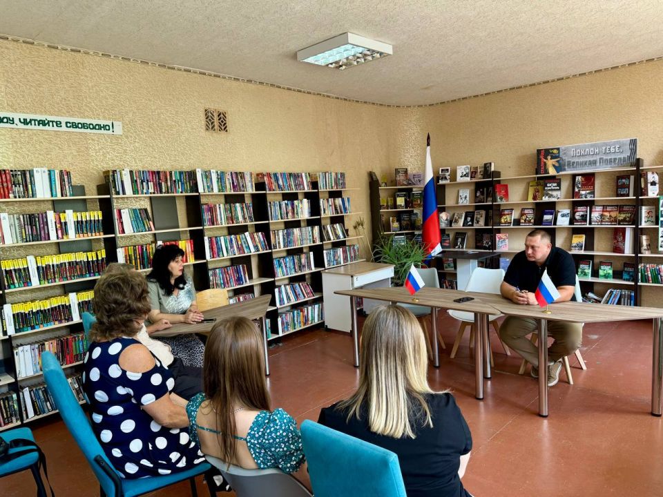 Председатель Иловайского городского совета Виталий Викторович Песчанский провел рабочую встречу с трудовым коллективом городской библиотеки, где были обсуждены ключевые вопросы: Председатель Иловайского городского совета Виталий Викторович Песчанский провел рабочую встречу с трудовым коллективом городской библиотеки, где были обсуждены ключевые вопросы: