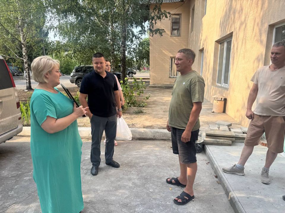 В преддверии Дня строителя единороссы поблагодарили работников отрасли за вклад в развитие Снежного и пожелали успехов в реализации всех проектов В преддверии Дня строителя единороссы поблагодарили работников отрасли за вклад в развитие Снежного и пожелали успехов в реализации всех проектов