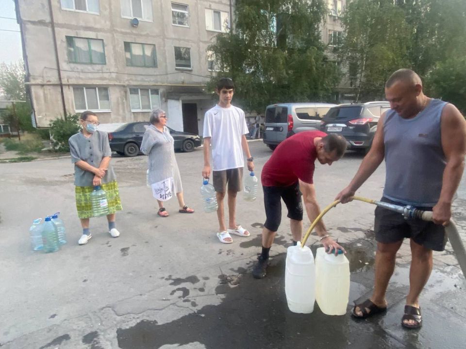 В Ждановке осуществлён подвоз воды В Ждановке осуществлён подвоз воды