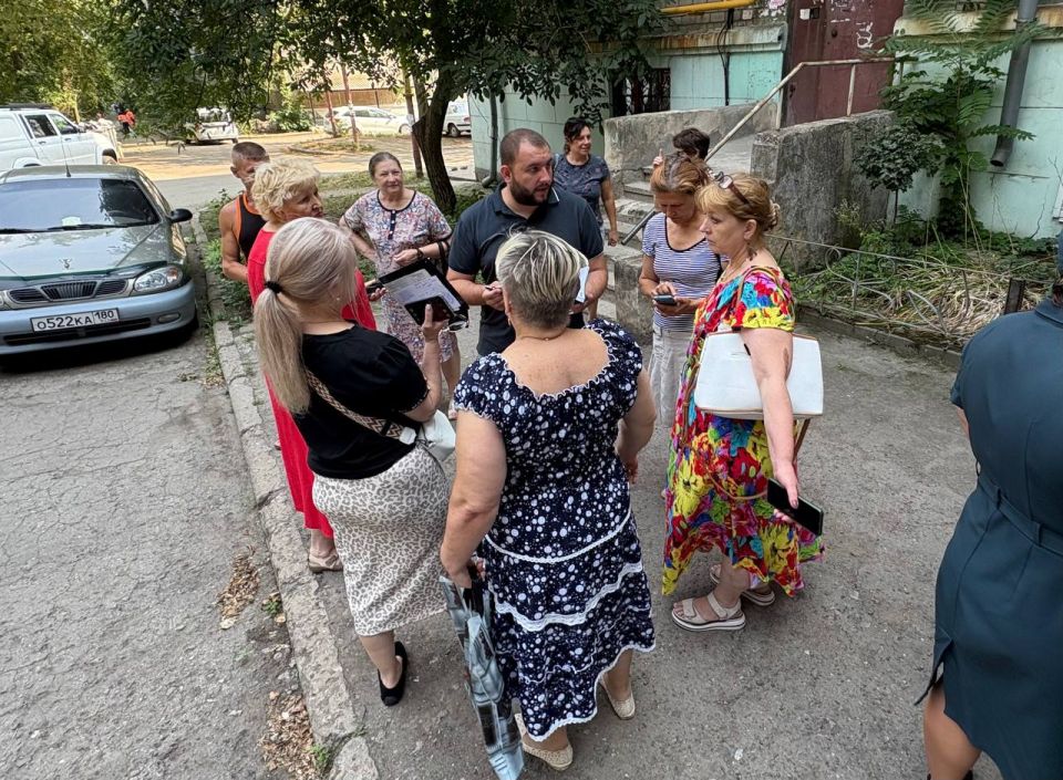 По поручению Главы ДНР Дениса Пушилина 08.08.2025 по адресу: г. Донецк, ул. Ивана Ткаченко, д. 157 состоялась встреча с жителями района, на которой присутствовали заместитель руководителя Управы Ленинского внутригородского... По поручению Главы ДНР Дениса Пушилина 08.08.2025 по адресу: г. Донецк, ул. Ивана Ткаченко, д. 157 состоялась встреча с жителями района, на которой присутствовали заместитель руководителя Управы Ленинского внутригородского...