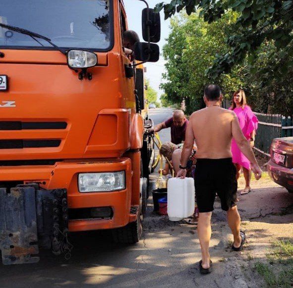 Депутаты городского совета провели мониторинг соблюдения графика подвоза воды по отдельным адресам, приняли участие в развозе воды и её доставке маломобильным и пожилым гражданам Депутаты городского совета провели мониторинг соблюдения графика подвоза воды по отдельным адресам, приняли участие в развозе воды и её доставке маломобильным и пожилым гражданам