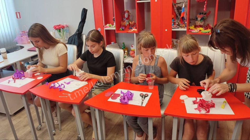 В клубе села Бирюки состоялся мастер-класс «Букет из алых роз» в рамках проекта «Культура малой родины» партии «Единая Россия» В клубе села Бирюки состоялся мастер-класс «Букет из алых роз» в рамках проекта «Культура малой родины» партии «Единая Россия»
