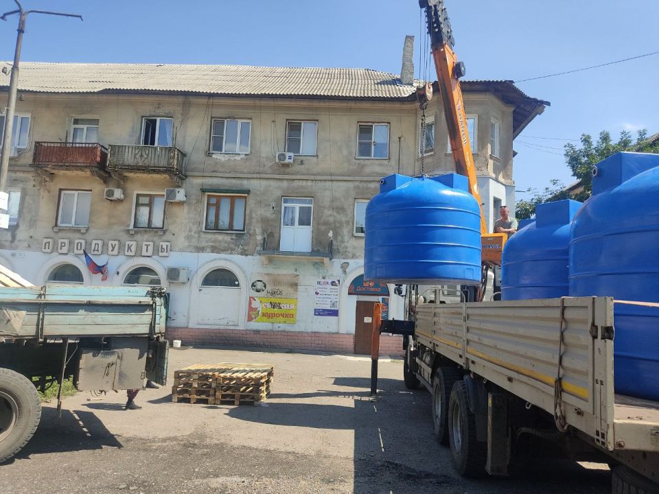 Вчера, 7 августа, с целью обеспечения населения водой в Кировском внутригородском районе города Макеевки проведены работы по установке ёмкостей для разбора технической воды для жителей жилого массива «Путь Ильича» по адресам: Вчера, 7 августа, с целью обеспечения населения водой в Кировском внутригородском районе города Макеевки проведены работы по установке ёмкостей для разбора технической воды для жителей жилого массива «Путь Ильича» по адресам: