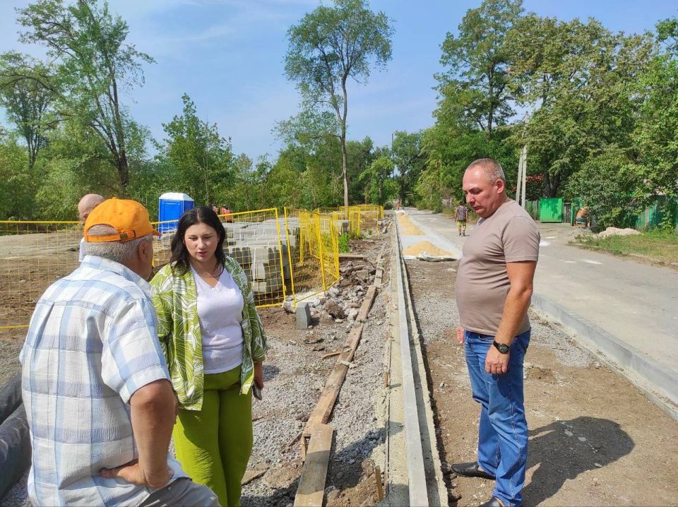 Сегодня руководитель Управы Буденновского внутригородского района Михаил Меренков совместно с депутатом Народного Совета Анной Кондрыкинской и директором Департамента капитального строительства администрации г.о. Донецк... Сегодня руководитель Управы Буденновского внутригородского района Михаил Меренков совместно с депутатом Народного Совета Анной Кондрыкинской и директором Департамента капитального строительства администрации г.о. Донецк...