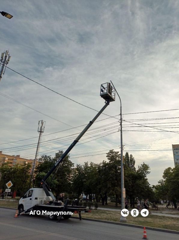 Мариупольские энергетики проинспектировали шкафы управления освещением Мариупольские энергетики проинспектировали шкафы управления освещением