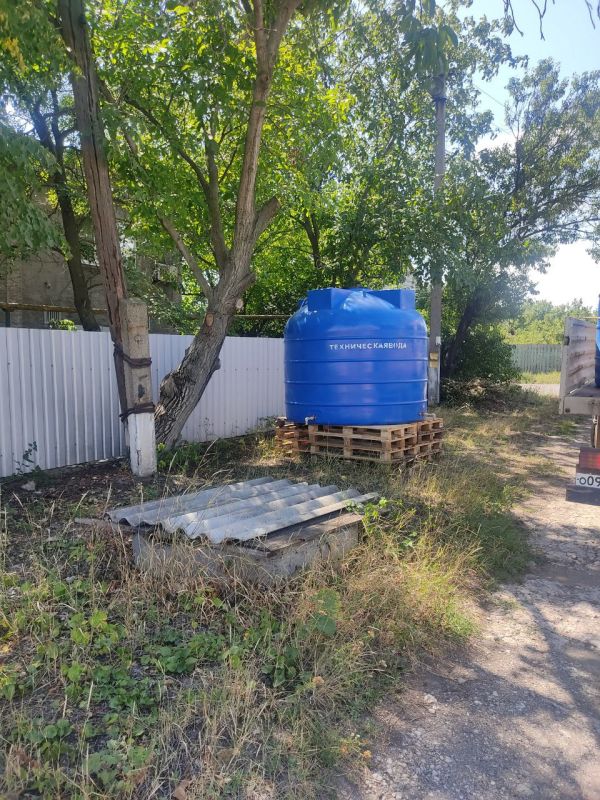 Вчера, 7 августа, с целью обеспечения населения водой в Кировском внутригородском районе города Макеевки проведены работы по установке ёмкостей для разбора технической воды для жителей жилого массива «Путь Ильича» по адресам: Вчера, 7 августа, с целью обеспечения населения водой в Кировском внутригородском районе города Макеевки проведены работы по установке ёмкостей для разбора технической воды для жителей жилого массива «Путь Ильича» по адресам: