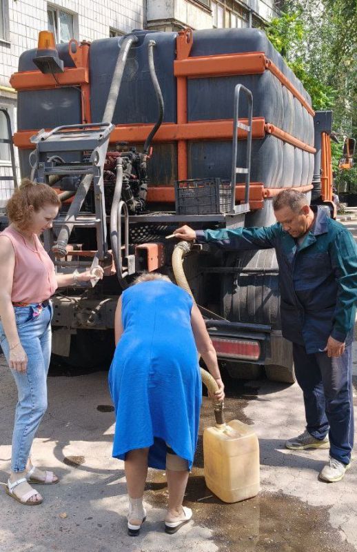 Депутаты городского совета провели мониторинг соблюдения графика подвоза воды по отдельным адресам, приняли участие в развозе воды и её доставке маломобильным и пожилым гражданам Депутаты городского совета провели мониторинг соблюдения графика подвоза воды по отдельным адресам, приняли участие в развозе воды и её доставке маломобильным и пожилым гражданам