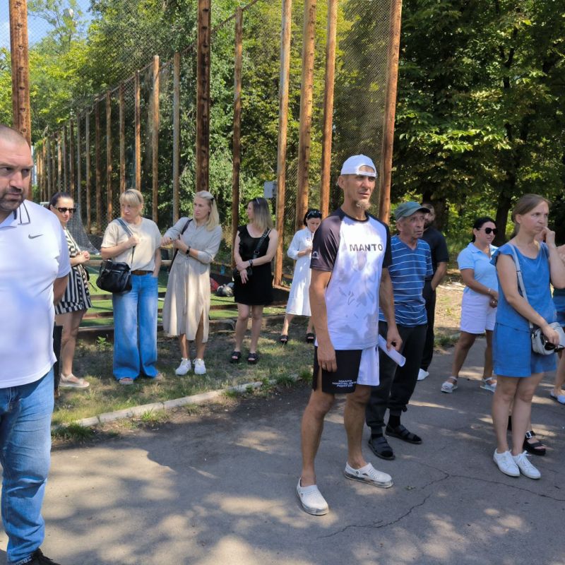В Донецке по поручению Главы ДНР 7 августа первый заместитель Министра спорта и туризма Донецкой Народной Республики Евгений Ширшов встретился с горожанами В Донецке по поручению Главы ДНР 7 августа первый заместитель Министра спорта и туризма Донецкой Народной Республики Евгений Ширшов встретился с горожанами
