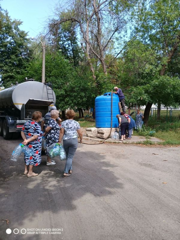 Сергей Желновач: В связи со сложной ситуацией водоснабжения на территории города Дебальцево, администрацией городского округа были установлены емкости в микрорайонах города Сергей Желновач: В связи со сложной ситуацией водоснабжения на территории города Дебальцево, администрацией городского округа были установлены емкости в микрорайонах города