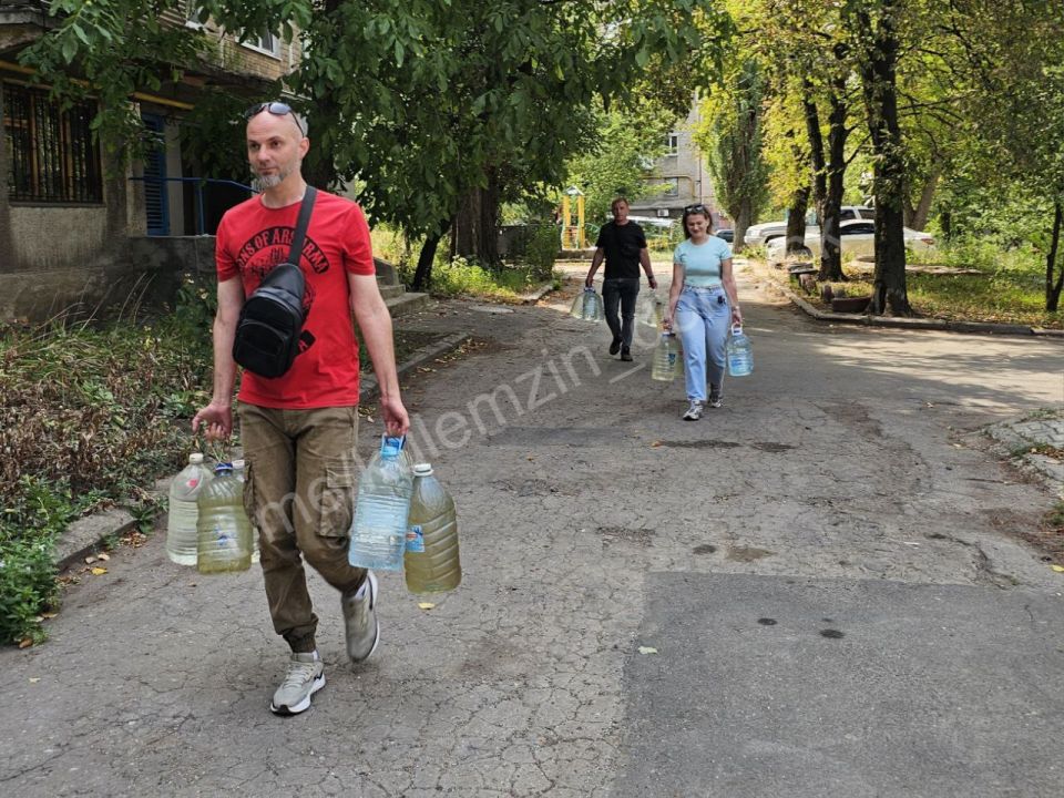 Алексей Кулемзин: В Ворошиловском районе не забывают о тех, кому нужна помощь! Сотрудники управы совместно с депутатом Донецкого городского совета Донецкой Народной Республики доставили воду пожилым и маломобильным жителям Алексей Кулемзин: В Ворошиловском районе не забывают о тех, кому нужна помощь! Сотрудники управы совместно с депутатом Донецкого городского совета Донецкой Народной Республики доставили воду пожилым и маломобильным жителям
