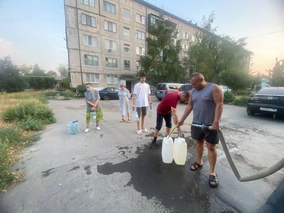 В Ждановке осуществлён подвоз воды В Ждановке осуществлён подвоз воды