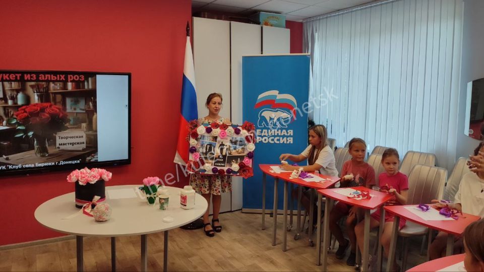 В клубе села Бирюки состоялся мастер-класс «Букет из алых роз» в рамках проекта «Культура малой родины» партии «Единая Россия» В клубе села Бирюки состоялся мастер-класс «Букет из алых роз» в рамках проекта «Культура малой родины» партии «Единая Россия»