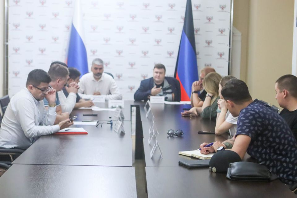Комитет по информационной политике и информационным технологиям Народного Совета ДНР провел расширенное заседание, на котором депутаты рассмотрели проблему использования абонентами региона нелицензионного спутникового... Комитет по информационной политике и информационным технологиям Народного Совета ДНР провел расширенное заседание, на котором депутаты рассмотрели проблему использования абонентами региона нелицензионного спутникового...