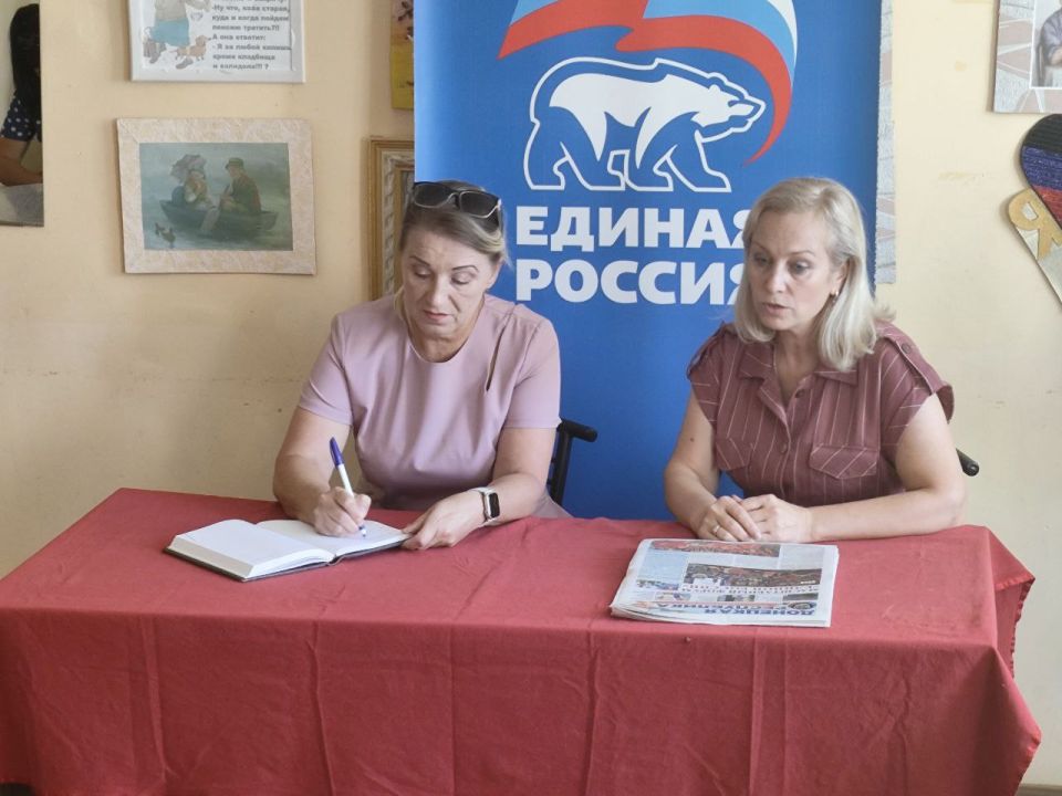 Во исполнение поручения Главы ДНР Дениса Пушилина председатель Комитета Народного Совета по труду, занятости, социальной политики и делам ветеранов Клавдия Кульбацкая провела встречу с трудовым коллективом Центр... Во исполнение поручения Главы ДНР Дениса Пушилина председатель Комитета Народного Совета по труду, занятости, социальной политики и делам ветеранов Клавдия Кульбацкая провела встречу с трудовым коллективом Центр...