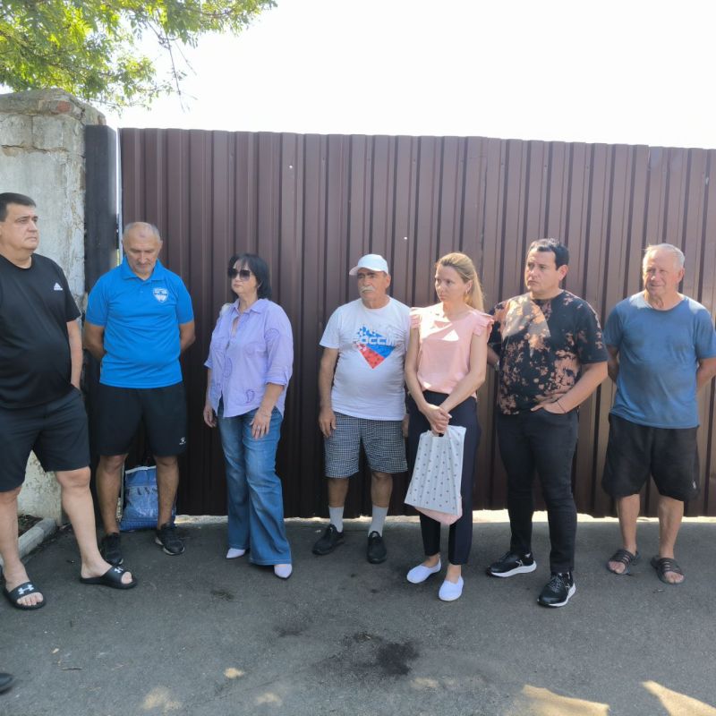 В Донецке по поручению Главы ДНР 7 августа первый заместитель Министра спорта и туризма Донецкой Народной Республики Евгений Ширшов встретился с горожанами В Донецке по поручению Главы ДНР 7 августа первый заместитель Министра спорта и туризма Донецкой Народной Республики Евгений Ширшов встретился с горожанами