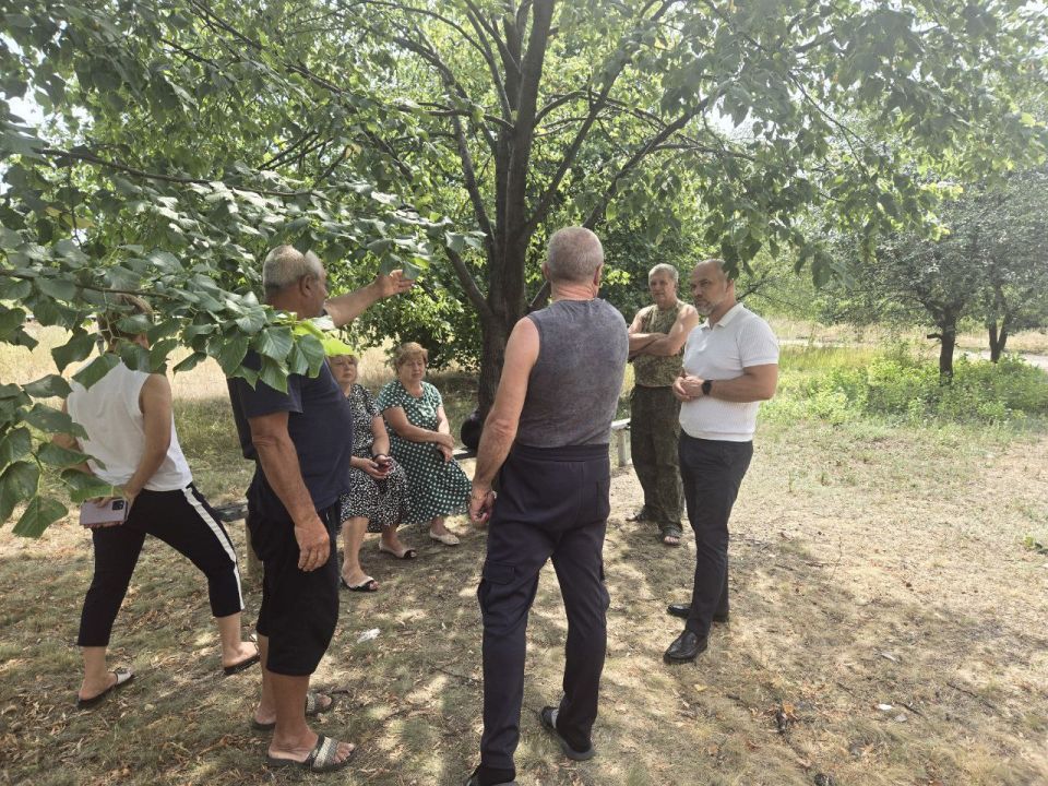 Сергей Желновач: Выполняя поручение Главы Донецкой Народной Республики Дениса Владимировича Пушилина о ведении постоянного диалога с людьми, встретился с жителями дома 11 микрорайона Фестивальный Сергей Желновач: Выполняя поручение Главы Донецкой Народной Республики Дениса Владимировича Пушилина о ведении постоянного диалога с людьми, встретился с жителями дома 11 микрорайона Фестивальный
