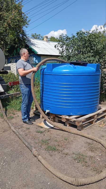 Депутат Ясиноватского муниципального совета Донецкой Народной Республики Коляденко Николай Николаевич 08.08.2025 года принял участие в развозе технической воды по городу Ясиноватая, ул.Садовая, 67 Депутат Ясиноватского муниципального совета Донецкой Народной Республики Коляденко Николай Николаевич 08.08.2025 года принял участие в развозе технической воды по городу Ясиноватая, ул.Садовая, 67