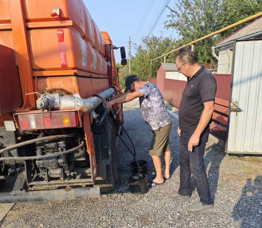 Депутаты городского совета провели мониторинг соблюдения графика подвоза воды по отдельным адресам, приняли участие в развозе воды и её доставке маломобильным и пожилым гражданам Депутаты городского совета провели мониторинг соблюдения графика подвоза воды по отдельным адресам, приняли участие в развозе воды и её доставке маломобильным и пожилым гражданам