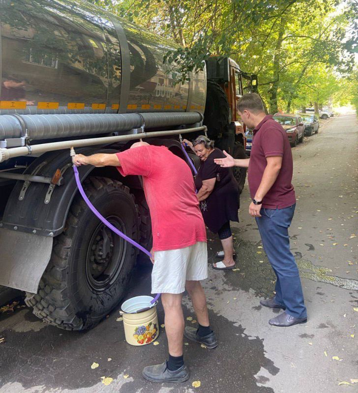 Депутаты городского совета провели мониторинг соблюдения графика подвоза воды по отдельным адресам, приняли участие в развозе воды и её доставке маломобильным и пожилым гражданам Депутаты городского совета провели мониторинг соблюдения графика подвоза воды по отдельным адресам, приняли участие в развозе воды и её доставке маломобильным и пожилым гражданам
